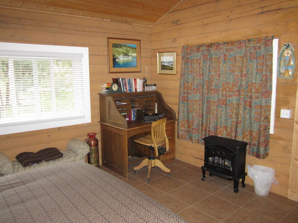 Six Mile River Resort Tagish Rum bild
